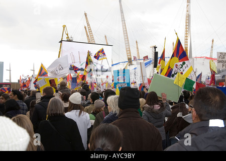 Tibet und die Menschenrechte Anhänger protestieren gegen die Olympischen Spiele in Peking (2008) Taschenlampe Parade durch London. Stockfoto