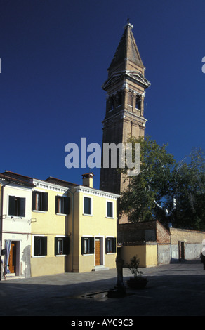 Schiefen Kirchturm, Burano, Venedig, Italien. Stockfoto