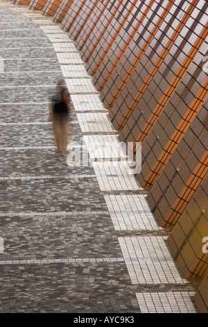 Person zu Fuß vorbei an Außenseite des Hong Kong Cultural Centre Stockfoto