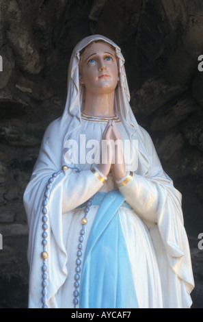 Eine Statue der Jungfrau Maria auf einem Friedhof in County Louth, Irland Stockfoto