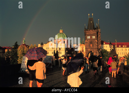 Ansicht der Regenbogen über dem Karl s Bridge und The Old Town Prag Tschechien Stockfoto