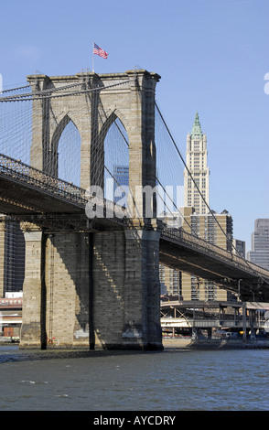 Porträt von Brooklyn Bridge, New York, aufgenommen vom East River auf der Lower East Side mit Empire State Building im Hintergrund Stockfoto