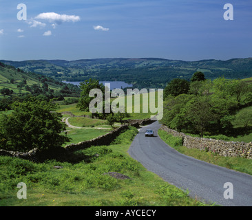 Straße nach Ambleside und Lake Windermere aus Kirkstone Pass Seenplatte Cumbria England Stockfoto