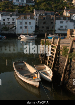 Zwei Boote im Hafen von Polperro Cornwall gefesselt Stockfoto