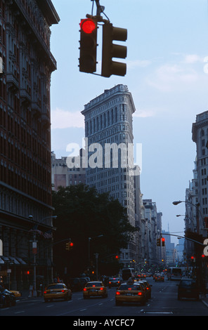 Flatiron Building von 5th Avenue an der 24th Street, New York City, New York, USA Stockfoto