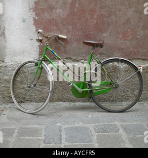 Fahrrad in der italienischen Stadt Wand gelehnt Stockfoto