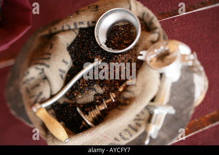 Kaffeemühle mit Roated Bohnen und Sack in ein Still-Leben Stockfoto