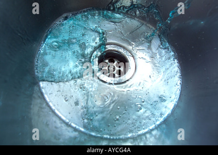 Wasser Rauschen durch zahnärztliche Edelstahlspüle Stockfoto