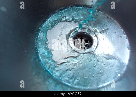 Wasser Rauschen durch zahnärztliche Edelstahlspüle Stockfoto