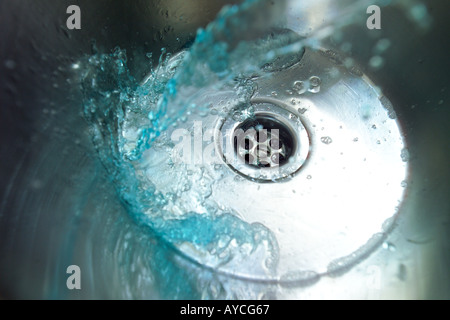 Wasser Rauschen durch zahnärztliche Edelstahlspüle Stockfoto