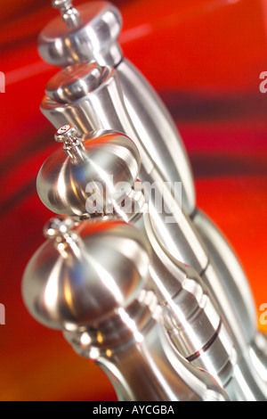 Salz und Pfeffer Töpfe hintereinander, Nahaufnahme Stockfoto