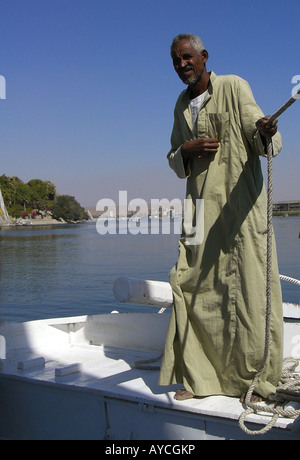 Mann Segeln Feluke Assuan Ägypten Nil Stockfoto