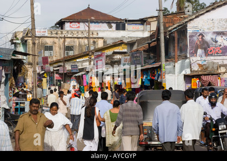 Geschäfte und überfüllten Straßenszene in Mysore, Indien Stockfoto