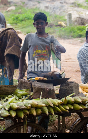 Verkauf von heißen Mais oder Maiskolben in Bangalore Indien Stockfoto