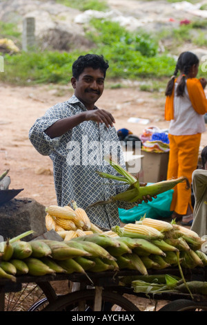 Verkauf von heißen Mais oder Maiskolben in Bangalore Indien Stockfoto