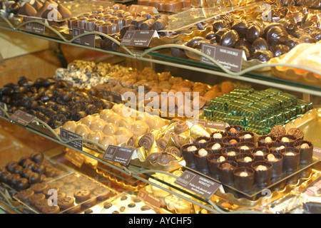 Schokolade auf dem Display in einer englischen Markthalle Stockfoto