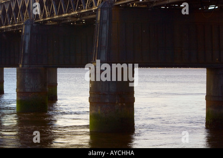 Silhouette-Ansicht der Stützbeine auf der Eisenbahnbrücke bei Sonnenuntergang über den Tay in Dundee, Schottland, Großbritannien Stockfoto