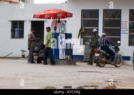 Moped tanken an einer Tankstelle Garage Vorplatz in Bangalore Indien Stockfoto