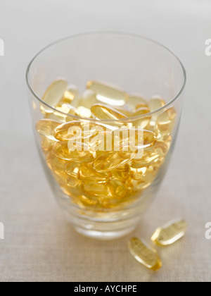 Vitaminkapseln aus Glas auf Leinen Hintergrund - high-End Hasselblad 61mb digitales Bild Stockfoto