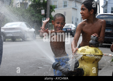 Kinder, die während der Hitzewelle im Sommer in einer Großstadt Globaltemperaturanstiegbegriff Abkühlung Stockfoto