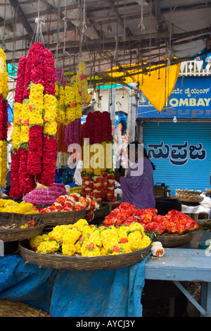 Flower Stall zu verkaufen Karnataka Zustand Flagge farbige Girlanden der Blumen Stockfoto