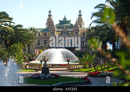 Place du Casino in Monte Carlo ist ein tadelloser Garten auch im Winter, gesprenkelt mit Skulpturen, Brunnen und Blumen. Stockfoto