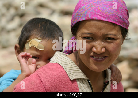 Eine Frau in einem Nomadencamp auf der Ebene in der Ladakh Stockfoto