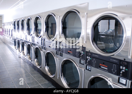 Zeilen der neuen Münze betrieben Wäschetrockner in neue Waschsalon Stockfoto