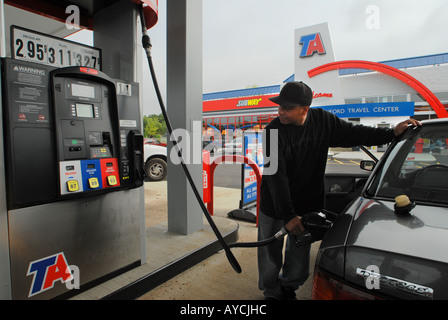 Mann Pumpen Gas in seinem Automobil als US-Gaspreise schlagen Rekordhöhen während der 2006 Stockfoto