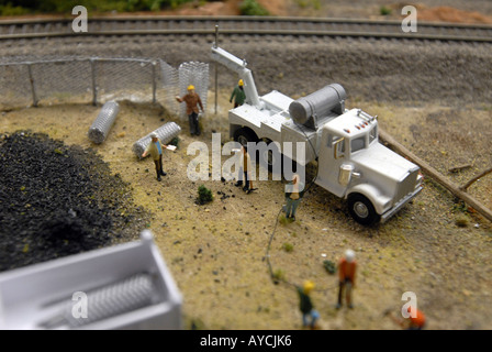 Bauarbeiter aufstellen Zaun wie in einer Miniatur-Eisenbahn Modell Replica set komplett mit Vorarbeiter und LKW Stockfoto