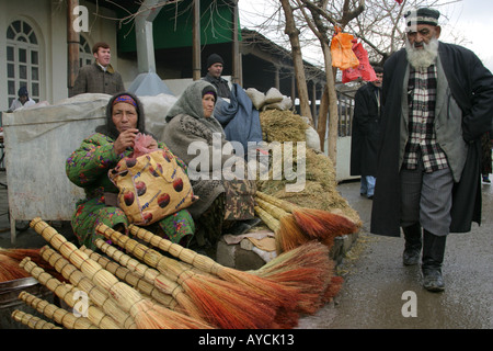 Frauen verkaufen Besen auf dem Markt, Usbekistan Stockfoto