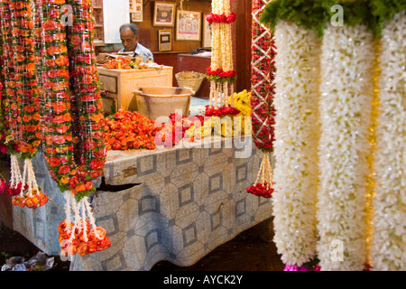 Girlanden aus Blumen zum Verkauf in Russel Markt Bangalore Stockfoto