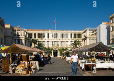 Am Montag ändert sich der Cours Saleya in Nizza an der französischen Riviera von einer Blume, Obst- und Gemüsemarkt in Antiquitätenmarkt Stockfoto