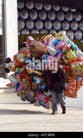 Ein Ballon-Verkäufer außerhalb der Stierkampfarena Shopping Centre in Birmingham Stockfoto
