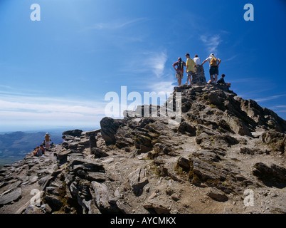 Wanderer, Gedränge auf dem Gipfel Cairn Mt Snowdon Snowdonia National Park North Wales Stockfoto