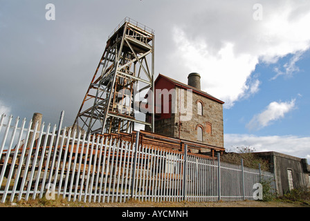 die alten ungenutzten Kopfbedeckung im Süden Wheal crofty Zinnmine am Pool in der Nähe von Camborne Redruth, Cornwall. Stockfoto