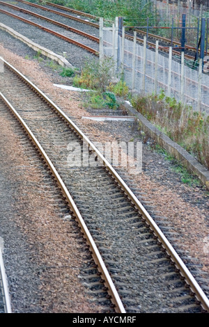 Osten gebunden Bahngleise entlang des Flussufers in Dundee, Großbritannien Stockfoto