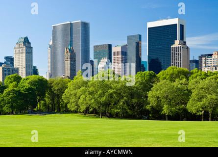 New York City, Central Park im Frühling mit Blick auf die Skyline von Midtown Manhattan. Stockfoto