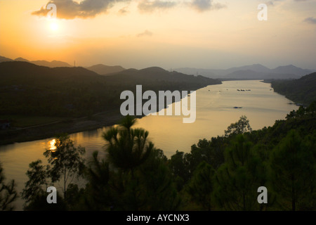 Sonnenuntergang-Parfüm-Fluss von Vong Canh Hügel befestigte während des Vietnam-Krieges in der Nähe von Hue Zentralvietnam Stockfoto