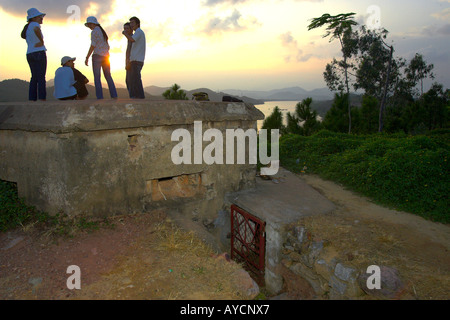 Junge Besucher Sonnenuntergang Parfümfluss auf amerikanischen Bunker Vong Canh Hügel Hue Zentralvietnam Stockfoto