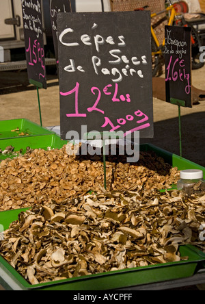 Markttag in Stes Maries De La Mer Camargue Oktober Pilze zum Verkauf vor allem Ceps, Frankreich Stockfoto