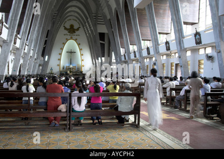 Innen modern Phu Cam römisch-katholische Kathedrale Hue-Zentral-Vietnam Stockfoto