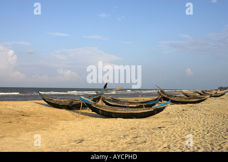 Traditionelle Fischerboote auf unbebauten Strand Thuan An 15 km nordöstlich von Hue Zentralvietnam gewebt Stockfoto