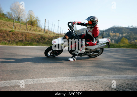 Biker hat Spaß beim Fahren auf seinem Road Bike in einer Ecke der Straße eines Hügels Stockfoto