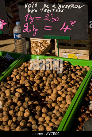 Markttag in Stes Maries De La Mer Camargue Oktober Walnüsse zu verkaufen, Frankreich Stockfoto