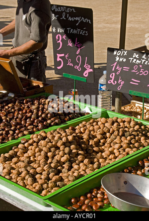 Markttag in Stes Maries De La Mer Camargue Oktober Walnüsse zu verkaufen, Frankreich Stockfoto