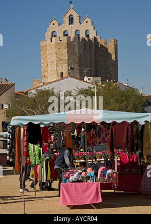 Markttag in Stes Maries De La Mer Camargue Oktober mit 14.-15. Jahrhundert befestigte Kirche über Frankreich hinaus Stockfoto