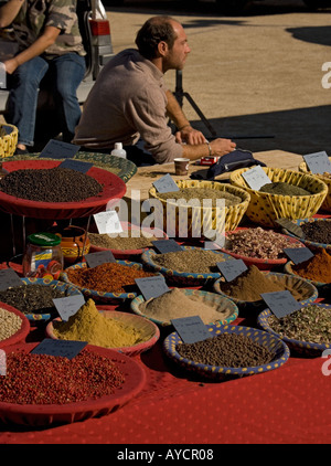 Markttag in Stes Maries De La Mer Camargue Oktober Spice stall Stockfoto