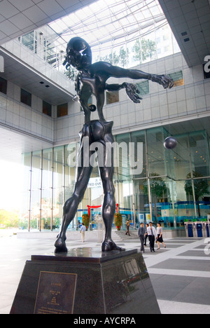 Hommage HOMMAGE an NEWTON Salvador Dali Skulptur im Bezirk UOB Mitte Businesscenter Singapur Asien Stockfoto