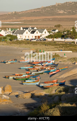 Boote lokal als bakkie bekannt sind auf Paternoster Strand gezogen, Western Cape, Südafrika Stockfoto